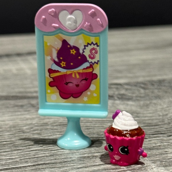 Shopkins | Food Fair Exclusive: Red Velvet Cupcake (CCQ_2) - Mini Figure - Picture 1 of 9